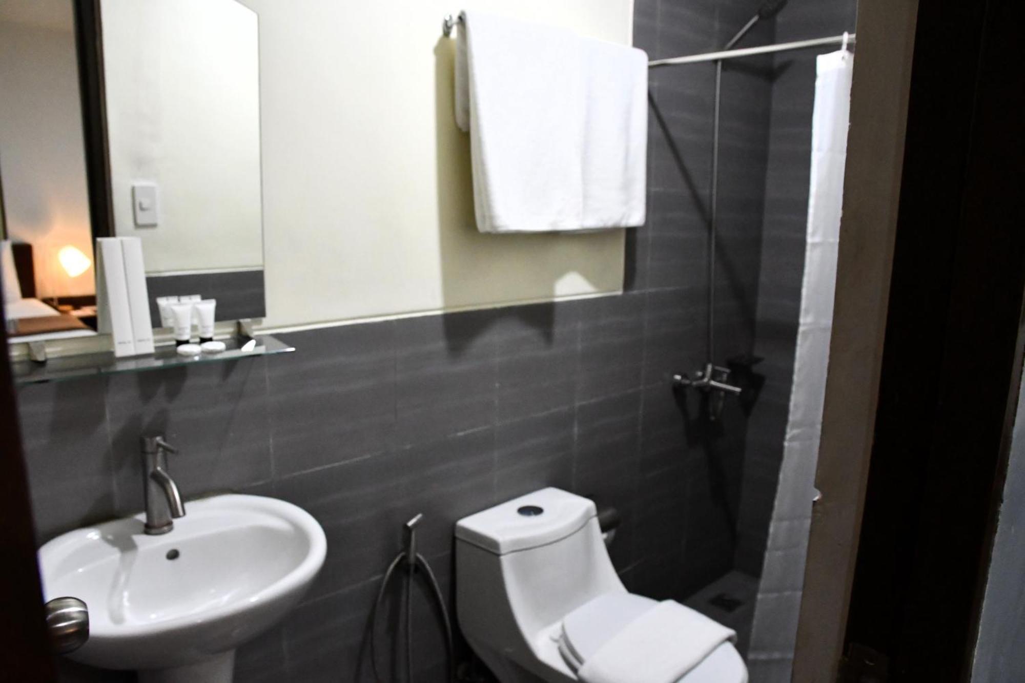 Arzo Hotel Makati Makati City Extérieur photo